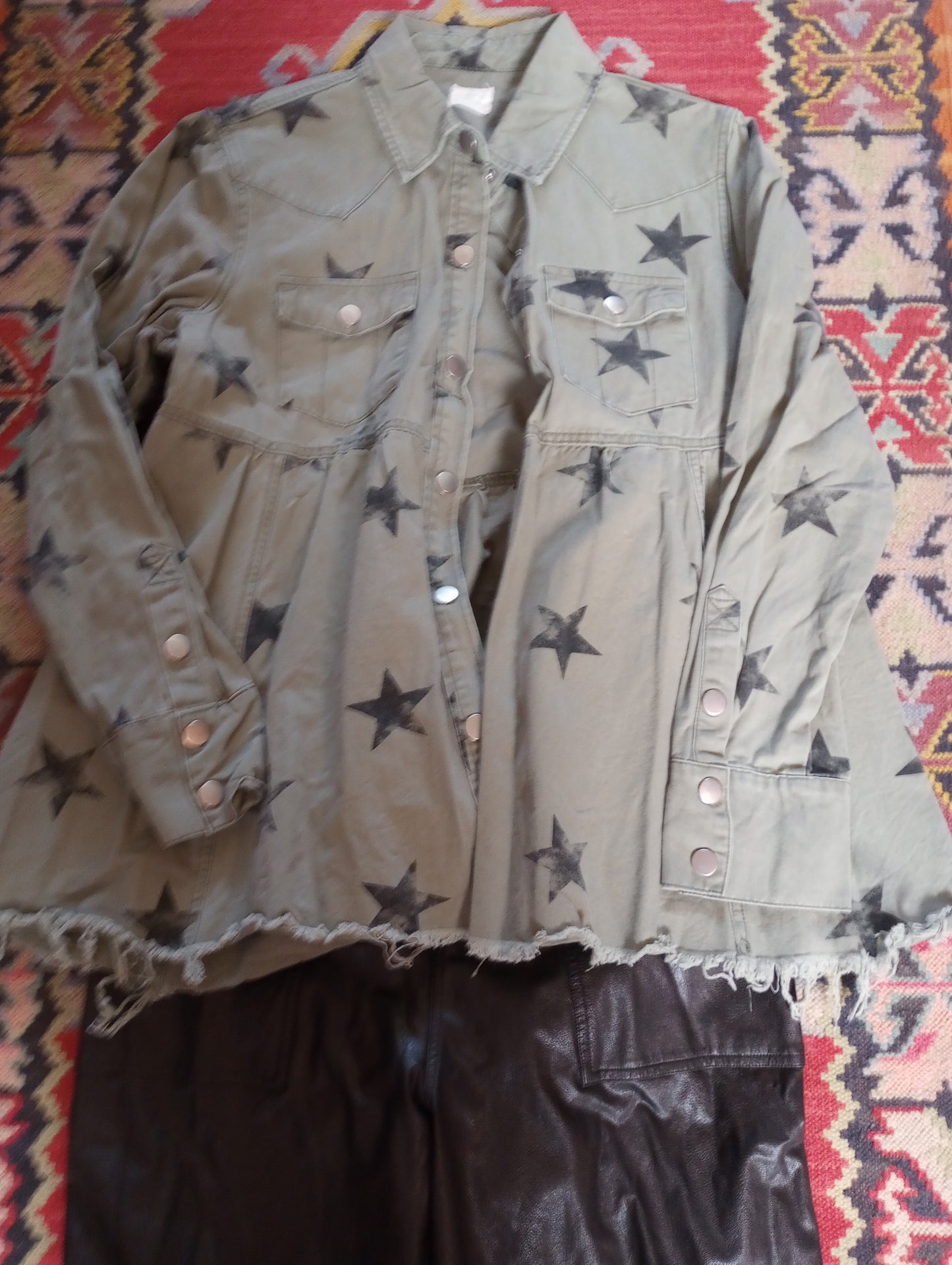 Olive Green and Black Star Print Snap front shirt Sz Medium